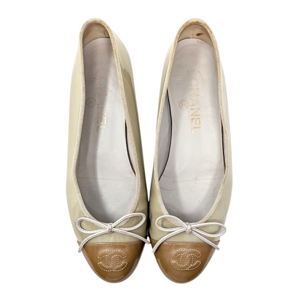 Chanel Ballet Flat Ballerina Two Tone Beige Neutral CC Logo Cap Toe 37.5 | 7